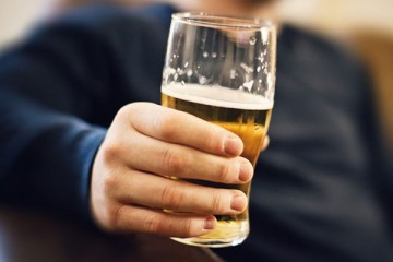 8 cách uống rượu không bị say cho các quý ông