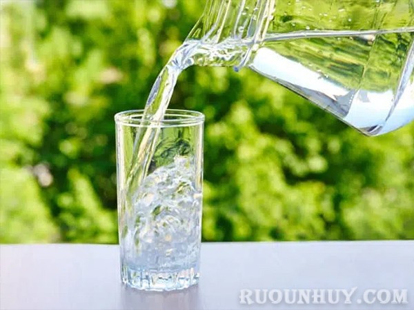 Cách chữa đau đầu khi say rượu là bổ sung đầy đủ nước cho cơ thể sau khi uống
