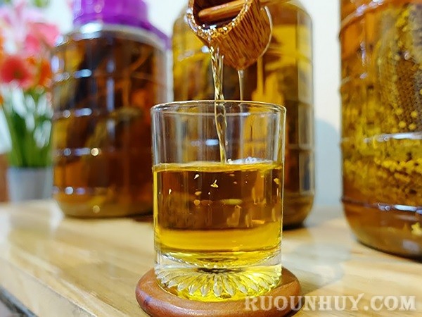 Cách ngâm rượu sáp ong với phần sáp nhộng