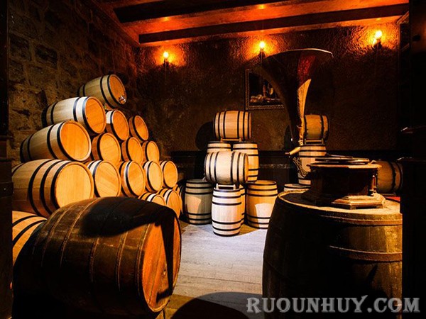 Cách ngâm rượu vang bằng thùng gỗ sồi