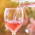 Rượu vang hồng là gì? Những sự thật bất ngờ về rượu vang hồng