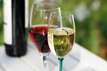 4 sự khác biệt giữa rượu vang trắng và rượu vang đỏ