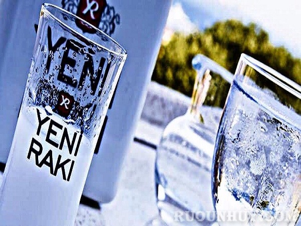 Rượu Yeni Raki là một trong 10 chai rượu ngoại biếu sếp giúp ghi điểm tuyệt đối
