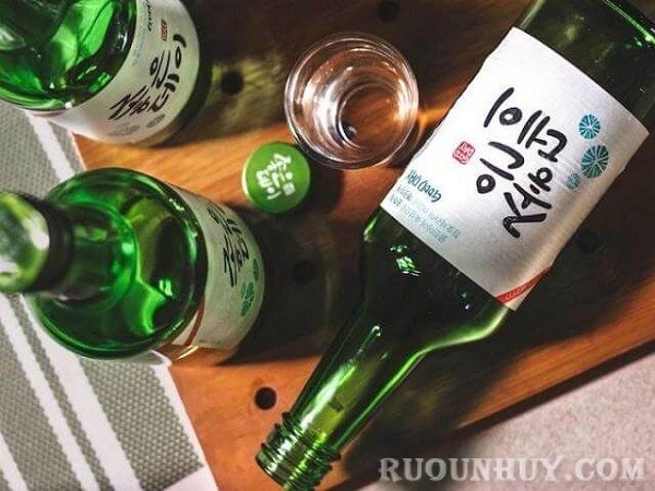 Rượu Soju là một trong những loại rượu Hàn Quốc được ưa chuộng nhất